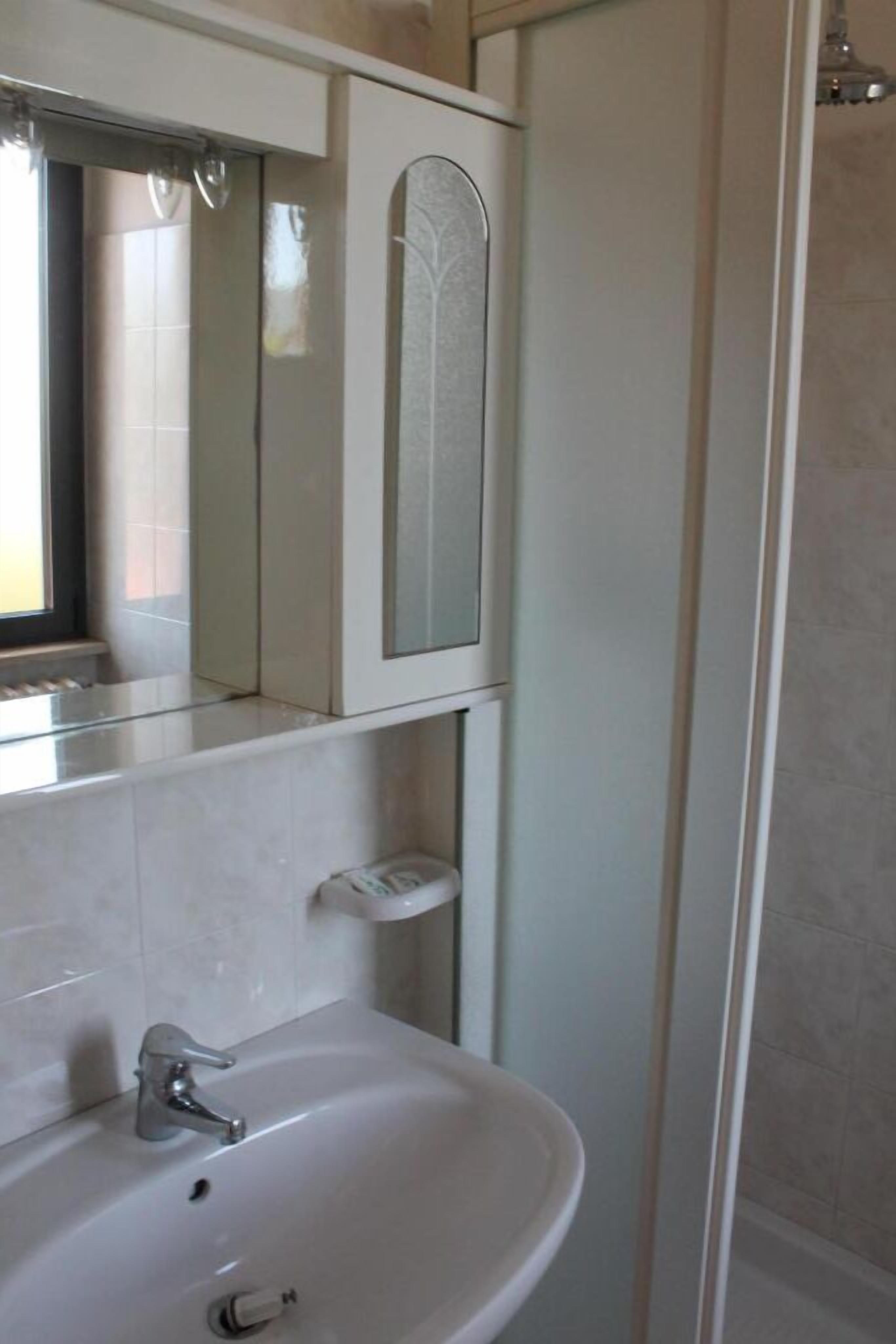 shower, rainfall showerhead, free toiletries, hair dryer