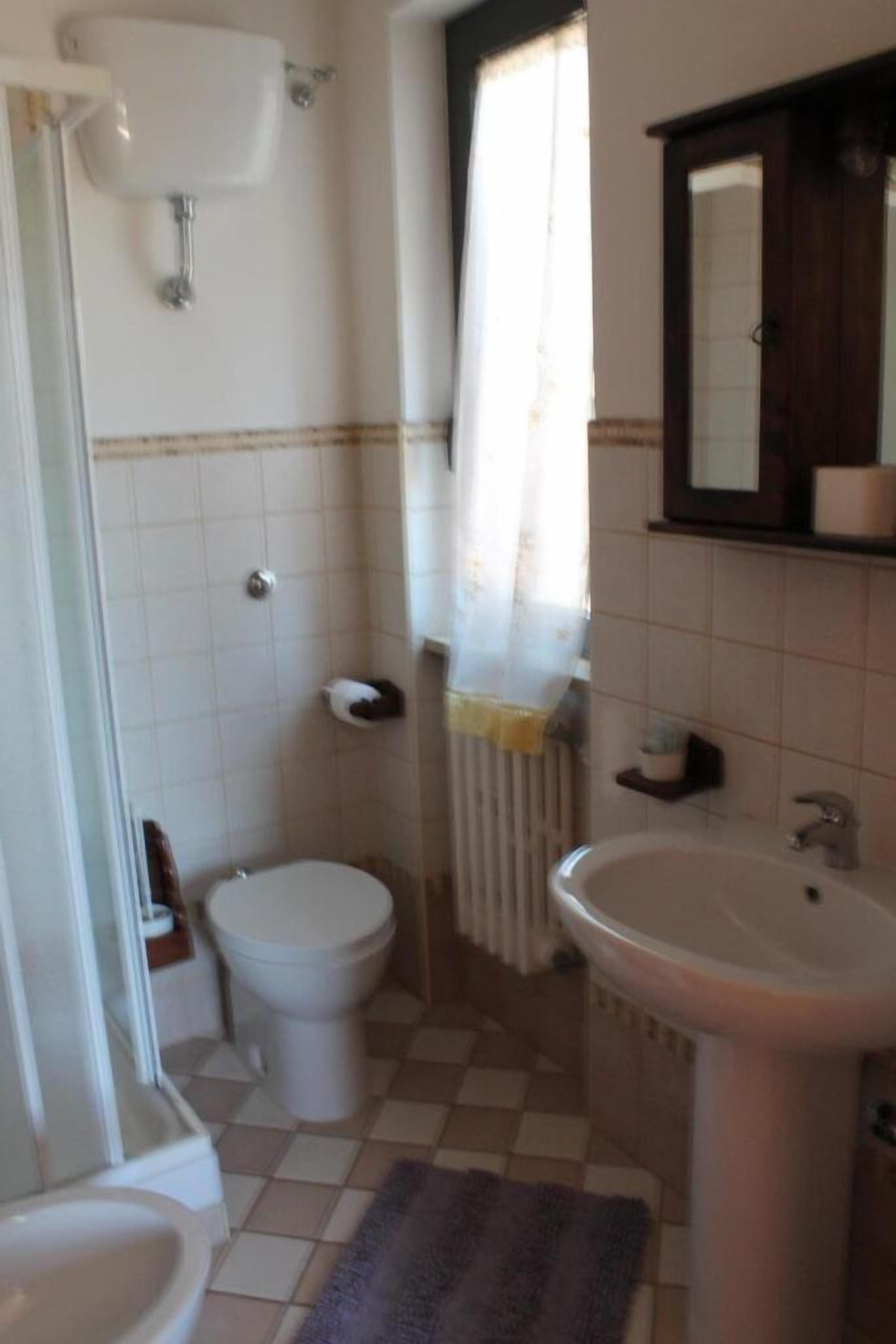 shower, rainfall showerhead, free toiletries, hair dryer