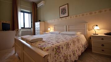 Bureau, espace de travail pour ordinateur portable, rideaux occultants