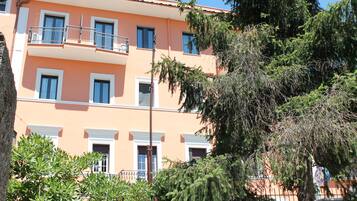 Un edificio a più piani con balconi e finestre.