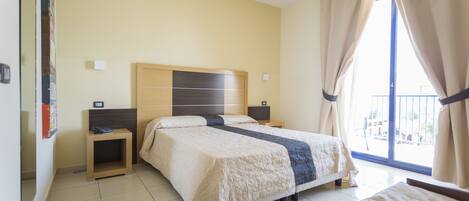 Caja de seguridad en la habitación y escritorio