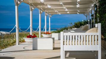 Plage privée, chaises longues, parasols, bar de plage