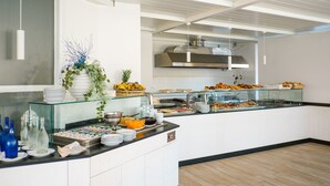 Un buffet proposant une variété de plats, de verrerie et agrémenté d’une plante décorative.