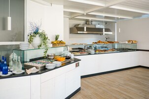 包含每日自助早餐