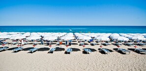 Private beach, sun loungers, beach umbrellas, beach bar - Ticho's Greenblu Hotel (Castellaneta)