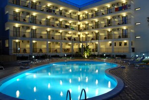 室外游泳池，日光浴躺椅