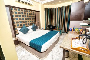 Deluxe Room | Minibar, in-room safe, desk, rollaway beds - Hotel Dayal (Udaipur)