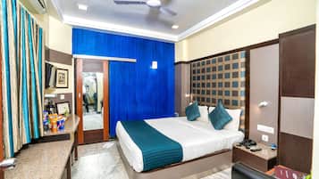 Deluxe Room | Minibar, in-room safe, desk, rollaway beds