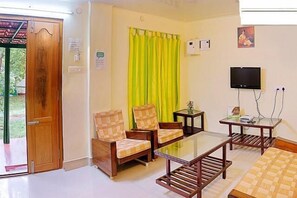 Deluxe Room (AC) | Living area | TV - Palm Grove Service Villa (Kanayannur)