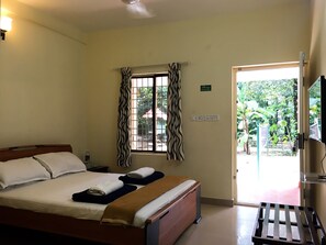 Deluxe Room (AC) | Desk, soundproofing, rollaway beds, free WiFi