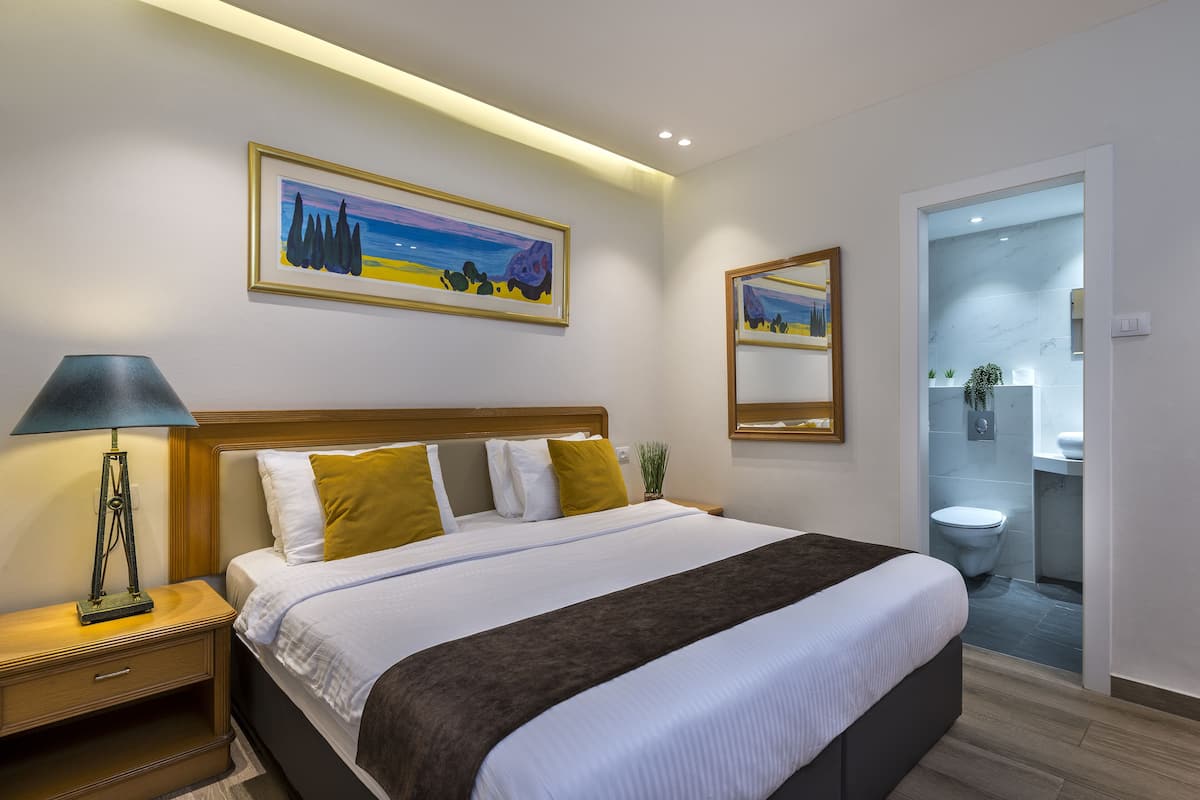 Premium bedding, free WiFi