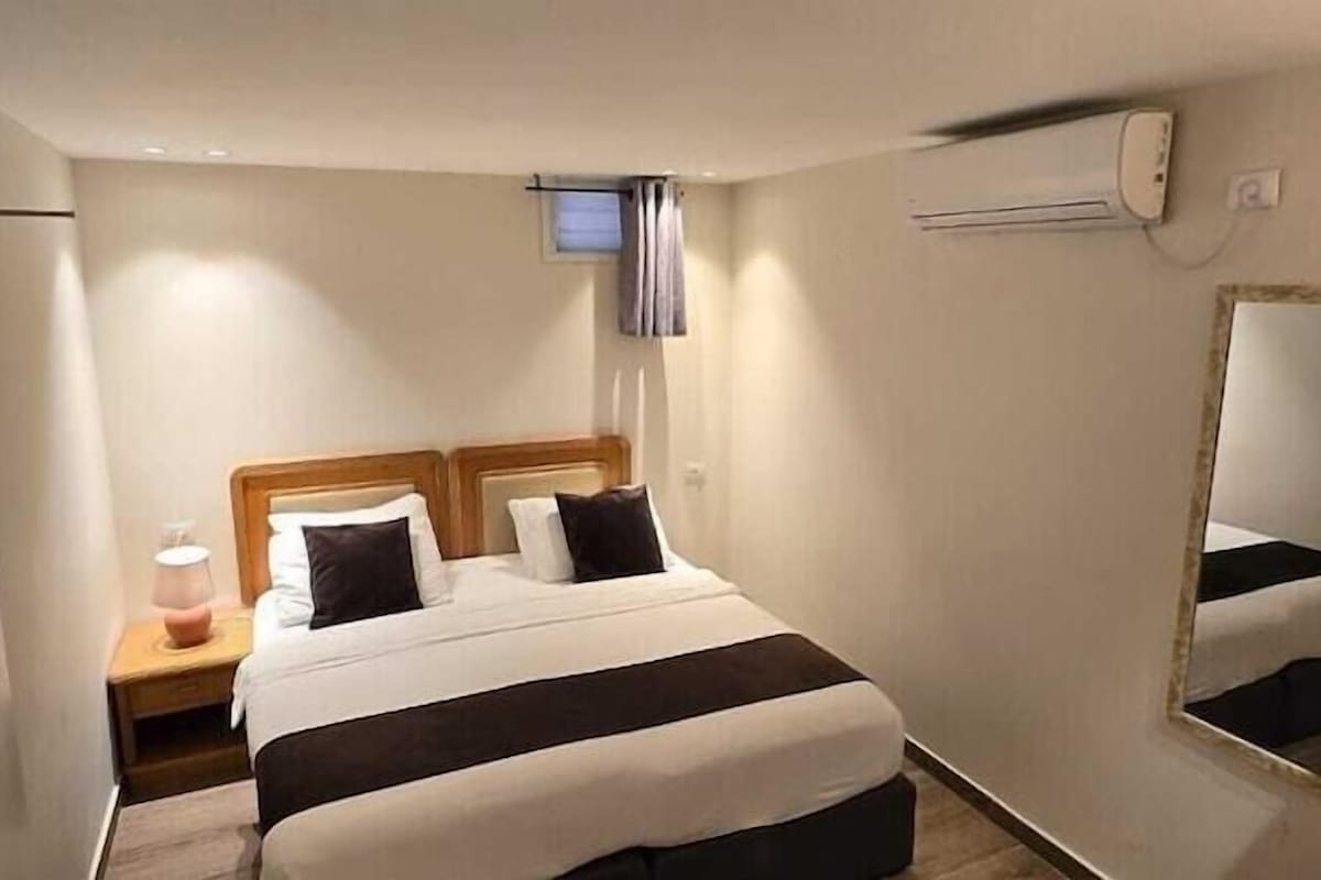 Premium bedding, WiFi (free)