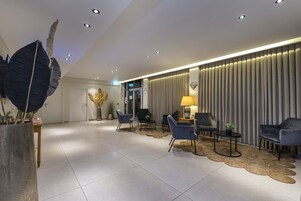 Quadruple Room | Lobby sitting area