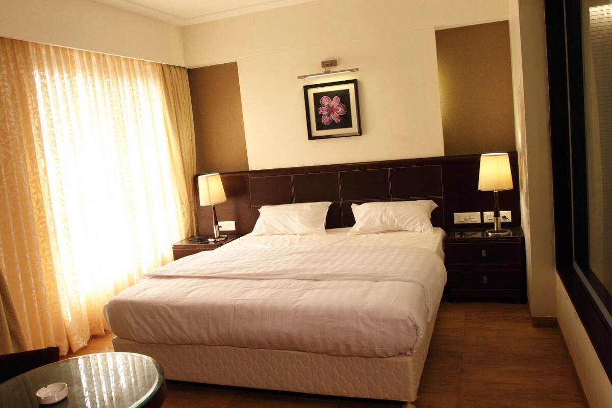 Suite, 1 King Bed, City View | Premium bedding, in-room safe, desk, iron/ironing board