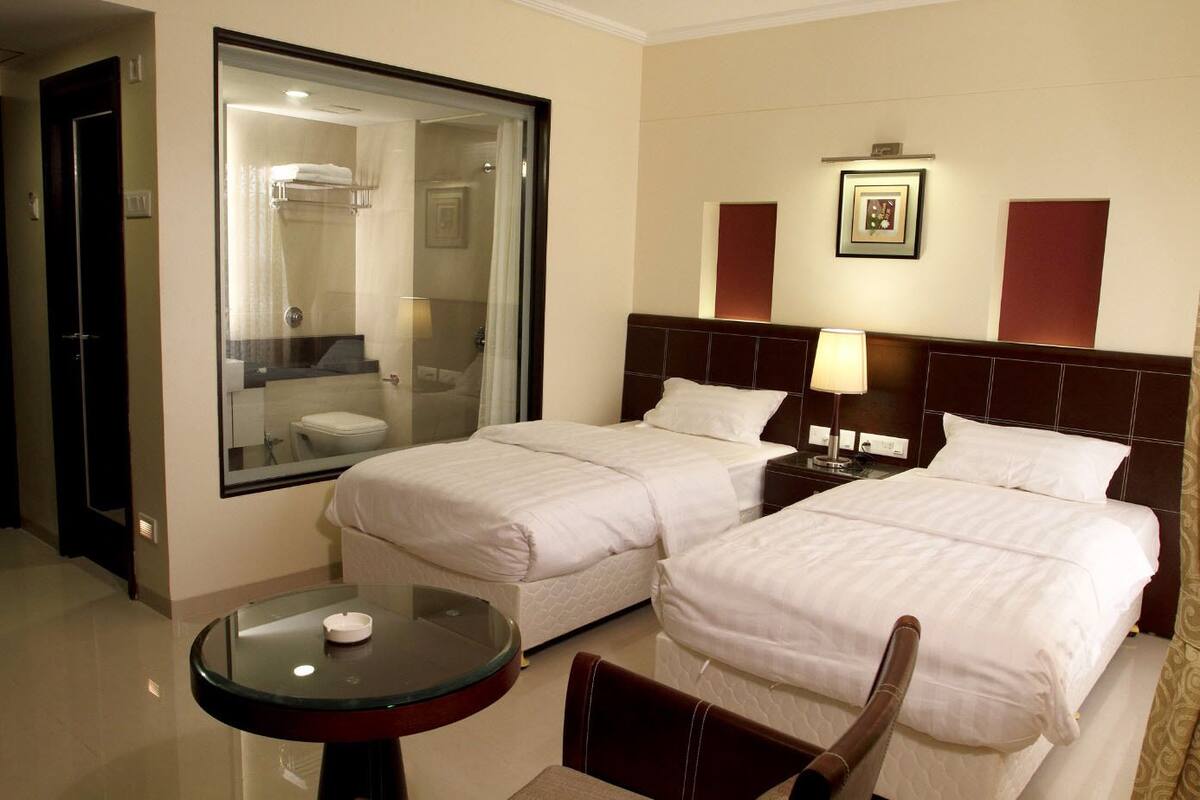 Club Double or Twin Room, 1 King Bed, City View | Premium bedding, in-room safe, desk, iron/ironing board
