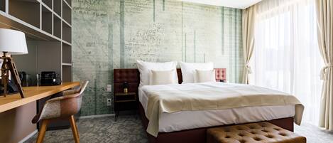 Habitación de hotel con una cama grande, un escritorio, una silla, una mesita y una pared con textura.