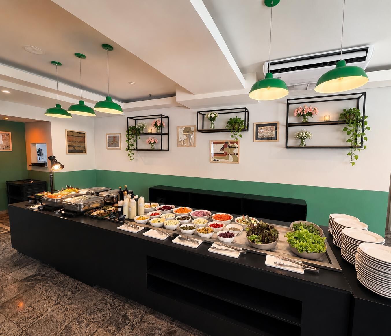 Un buffet proposant une variété de plats et un comptoir.