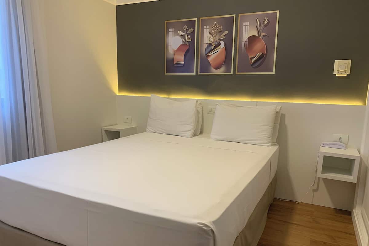Deluxe dubbelrum - 1 kingsize-säng | Minibar, värdeförvaringsskåp på rummet och arbetsyta för laptop