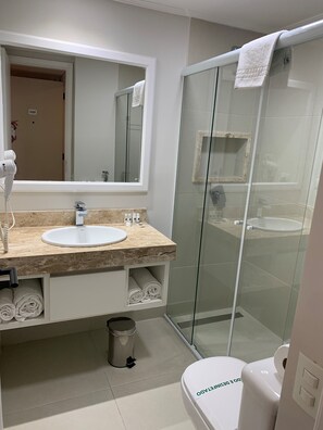 Shower, hair dryer, bathrobes, soap - Hotel Ninety (São Paulo)
