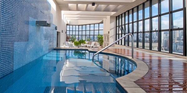 Outdoor pool, pool loungers - Hotel Ninety (São Paulo)