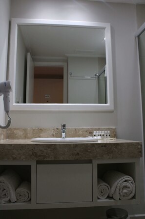 Shower, hair dryer, bathrobes, soap - Hotel Ninety (São Paulo)