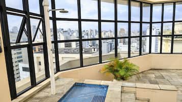 Piscina externa, espreguiçadeiras