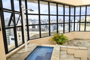 Una piscina al aire libre, sillones reclinables de piscina