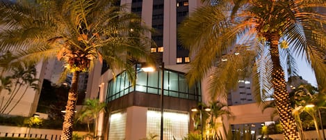 Fachada da propriedade à noite