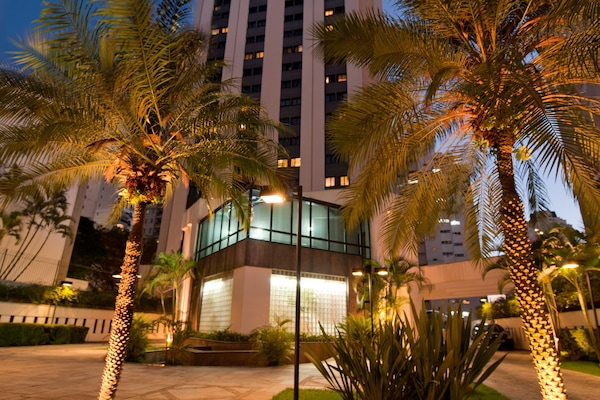 Fachada da propriedade à noite