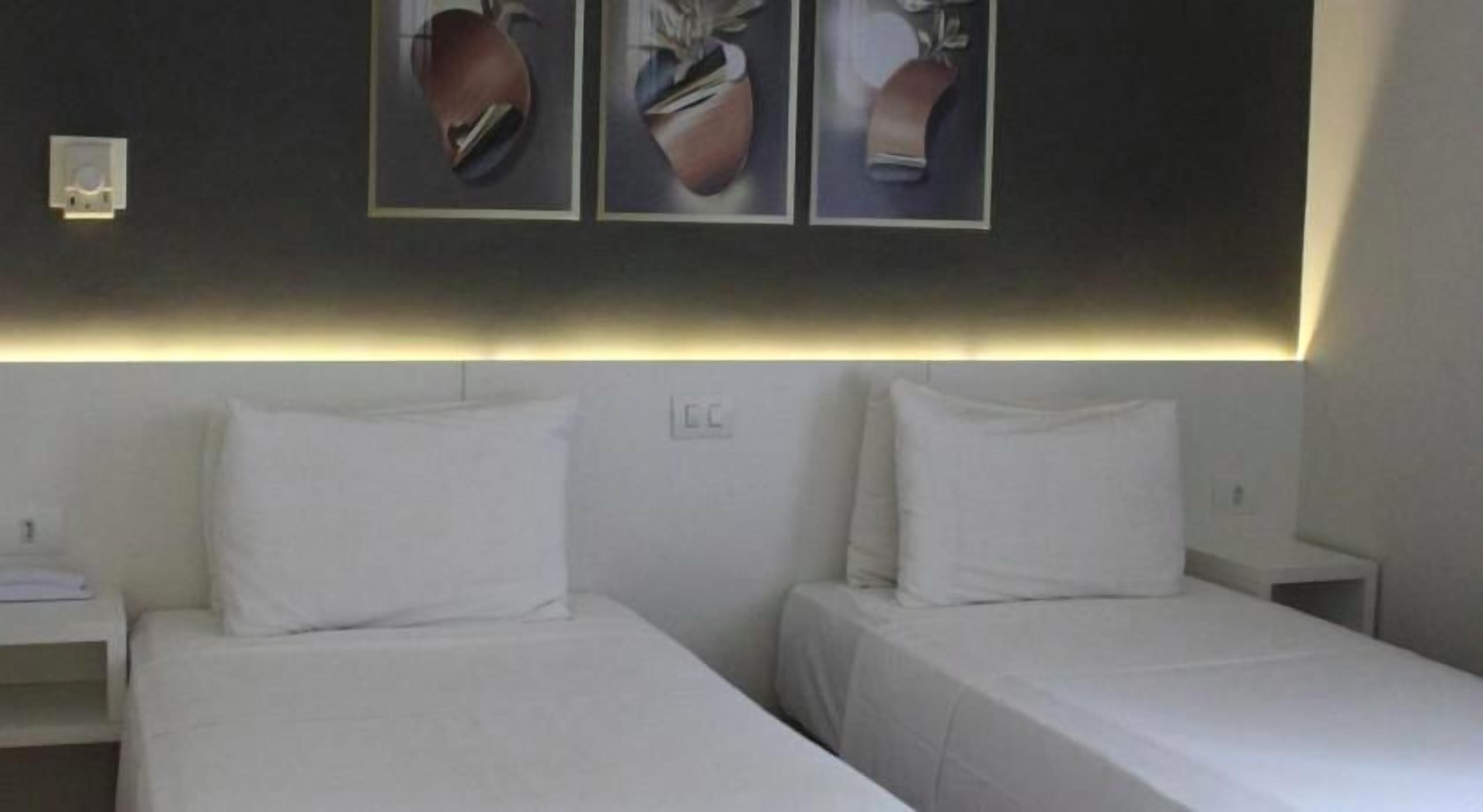 Minibar, in-room safe, laptop workspace, blackout curtains