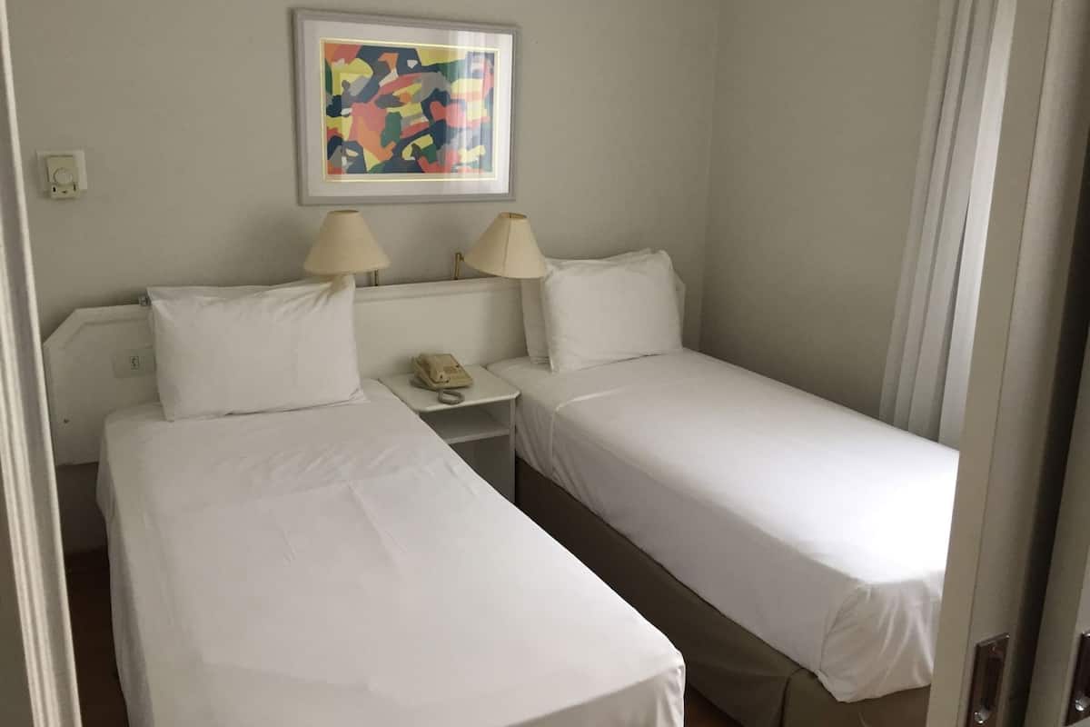 Minibar y caja de seguridad en la habitación