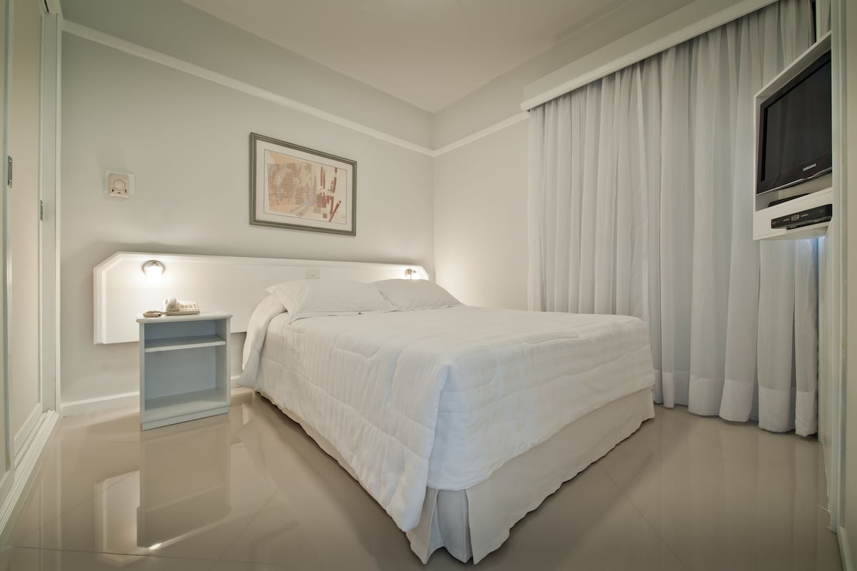 Minibar, in-room safe, laptop workspace, blackout drapes