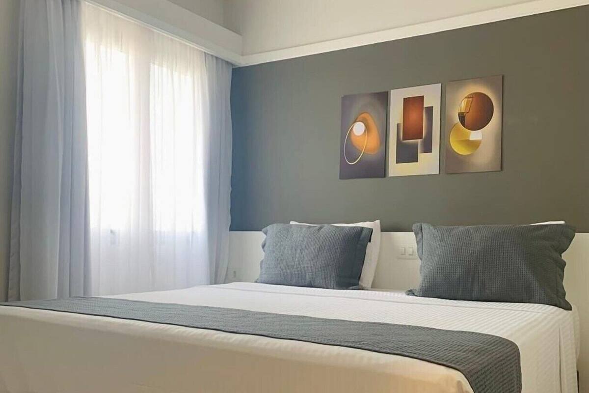 Minibar, in-room safe, laptop workspace, blackout drapes