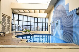Piscina all'aperto, lettini