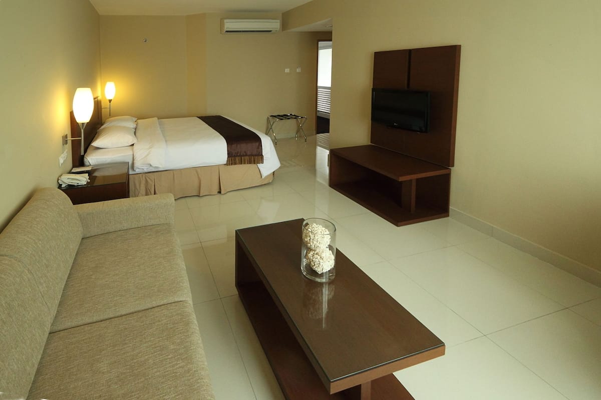 Deluxe Double Room | In-room safe, desk, free WiFi, bed sheets