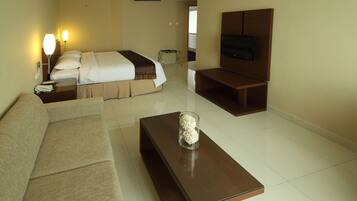 Kahden hengen deluxe-huone | Tallelokero huoneessa, työpöytä, ilmainen Wi-Fi, vuodevaatteet