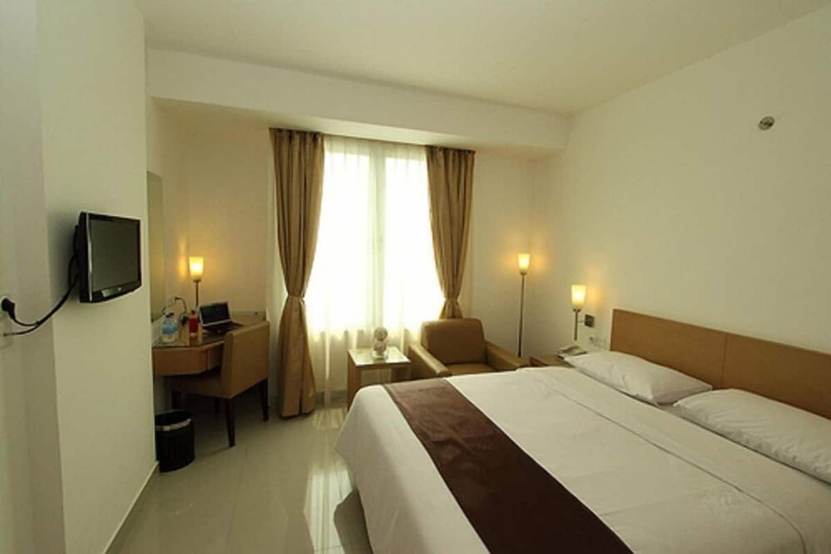 In-room safe, desk, free WiFi, bed sheets
