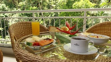 Free daily buffet breakfast