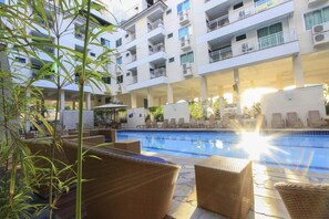A poolside area with lounge chairs and a swimming pool. - Bombinhas Summer Beach Hotel & Spa (Bombinhas)