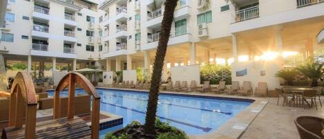 Sisäuima-allas, ulkouima-allas