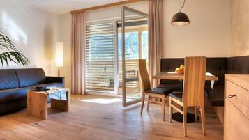 Apartment, 1 Schlafzimmer, Balkon (Gampen) | Wohnbereich