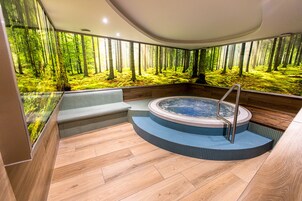 Bañera de hidromasaje cubierta