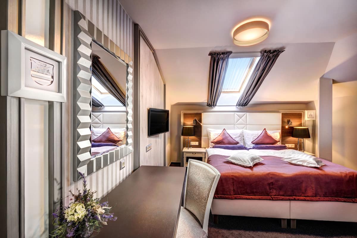 deluxe double or twin room | minibar, in-room safe, desk, iron/ironing board