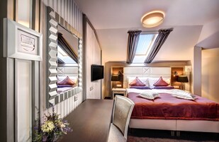 华丽双人房或双床房 | 迷你吧、客房内保险箱、办公桌、熨斗/熨衣板