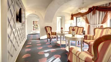 Coin salon dans le hall