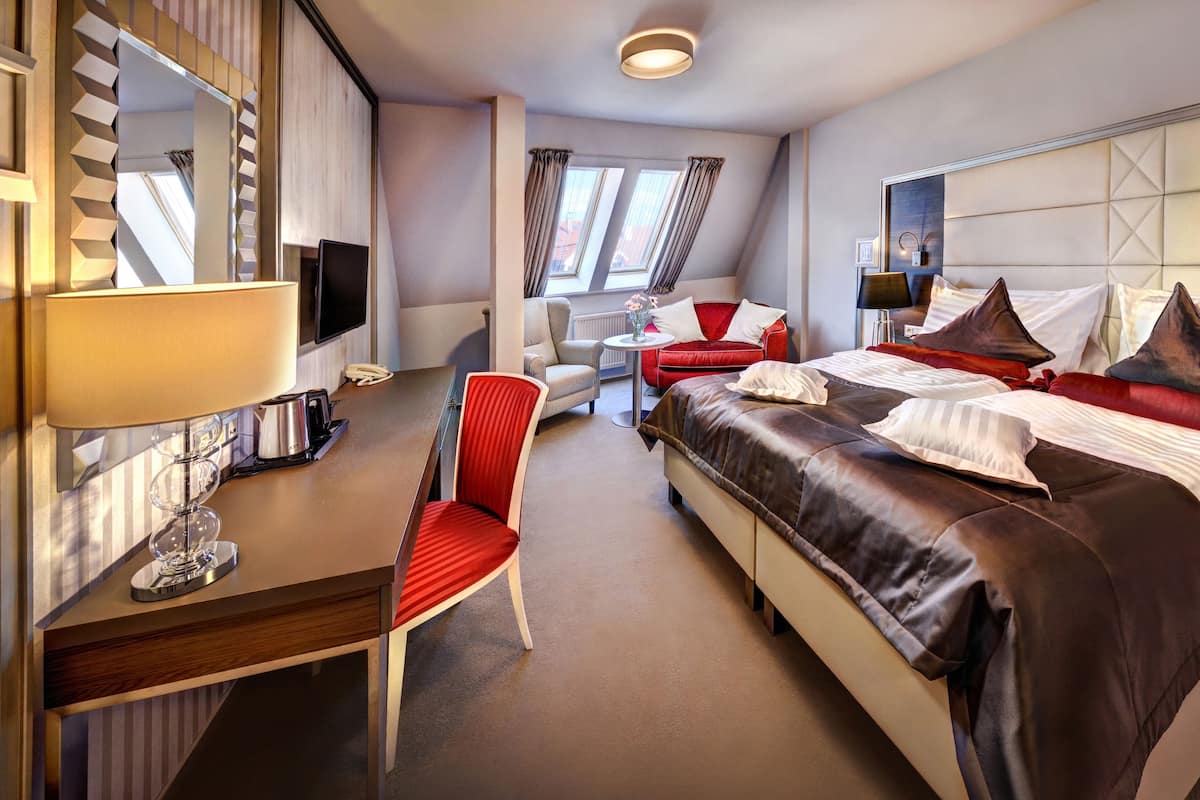Deluxe-Doppel- oder -Zweibettzimmer | Minibar, Zimmersafe, Schreibtisch, Bügeleisen/Bügelbrett