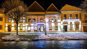 Un hotel con un cartel que dice "HOTEL HVIEDOSLAV" de noche.