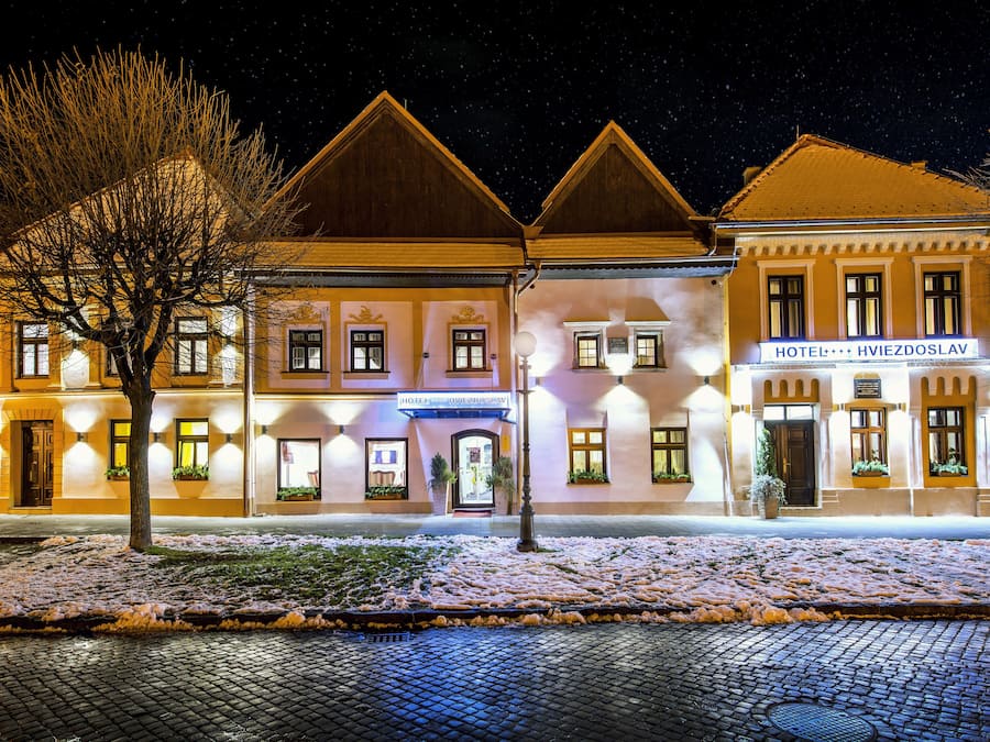 Un hotel con un cartel que dice "HOTEL HVIEDOSLAV" de noche.