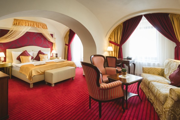 Junior Suite | Minibar, in-room safe, desk, iron/ironing board