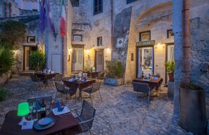 Déjeuner et dîner servis sur place